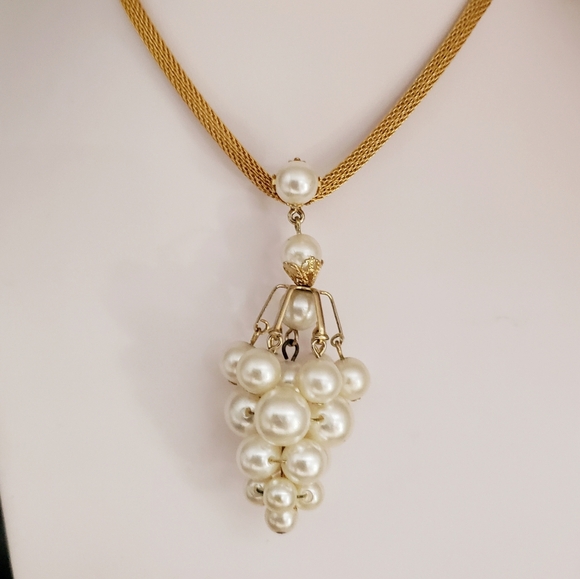 Pearl Grape Cluster On Hold Mesh Chain - Picture 3 of 6